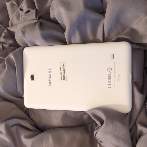 Samsung Galaxy Tab 4- 7 inch w/Speck Case - Picture 1 of 5